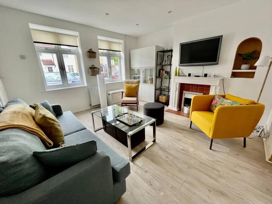 Entire 3 Bed House Weybridge Brooklands, London Villa Byfleet Kültér fotó
