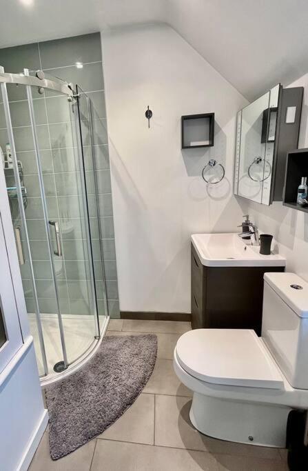 Entire 3 Bed House Weybridge Brooklands, London Villa Byfleet Kültér fotó