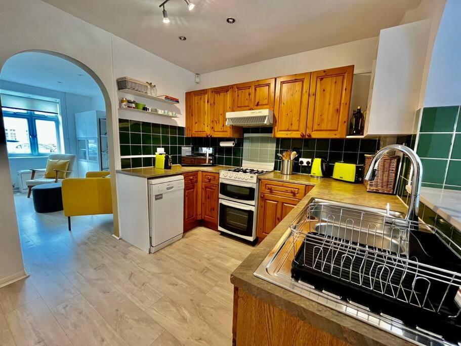 Entire 3 Bed House Weybridge Brooklands, London Villa Byfleet Kültér fotó