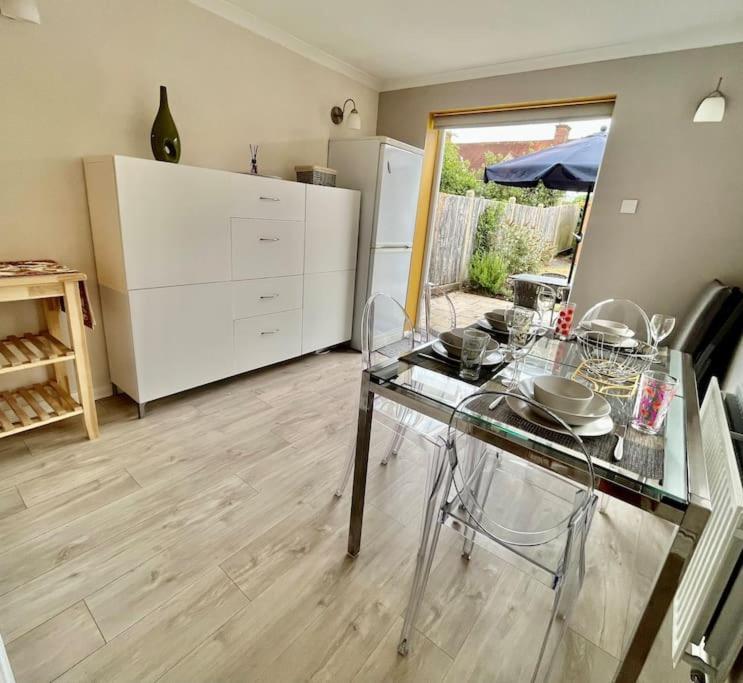 Entire 3 Bed House Weybridge Brooklands, London Villa Byfleet Kültér fotó