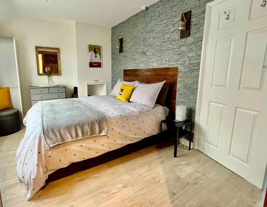 Entire 3 Bed House Weybridge Brooklands, London Villa Byfleet Kültér fotó