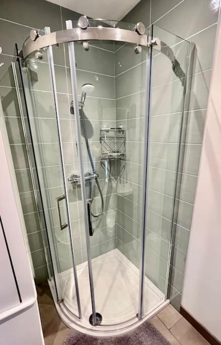 Entire 3 Bed House Weybridge Brooklands, London Villa Byfleet Kültér fotó