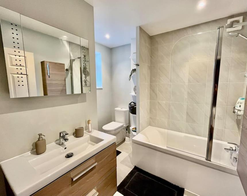 Entire 3 Bed House Weybridge Brooklands, London Villa Byfleet Kültér fotó