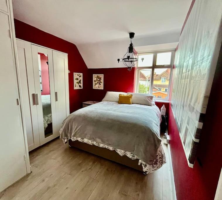 Entire 3 Bed House Weybridge Brooklands, London Villa Byfleet Kültér fotó