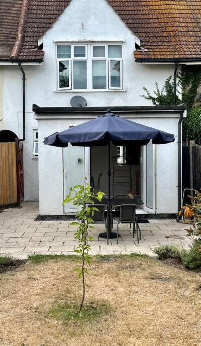 Entire 3 Bed House Weybridge Brooklands, London Villa Byfleet Kültér fotó