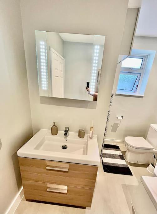 Entire 3 Bed House Weybridge Brooklands, London Villa Byfleet Kültér fotó