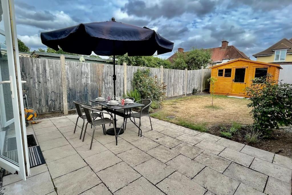 Entire 3 Bed House Weybridge Brooklands, London Villa Byfleet Kültér fotó