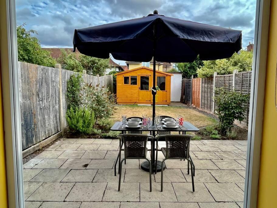 Entire 3 Bed House Weybridge Brooklands, London Villa Byfleet Kültér fotó