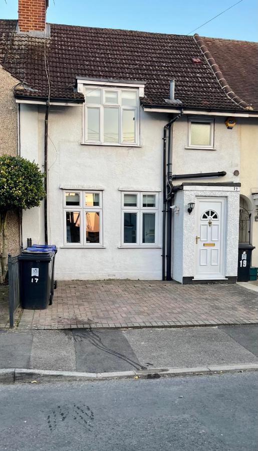 Entire 3 Bed House Weybridge Brooklands, London Villa Byfleet Kültér fotó