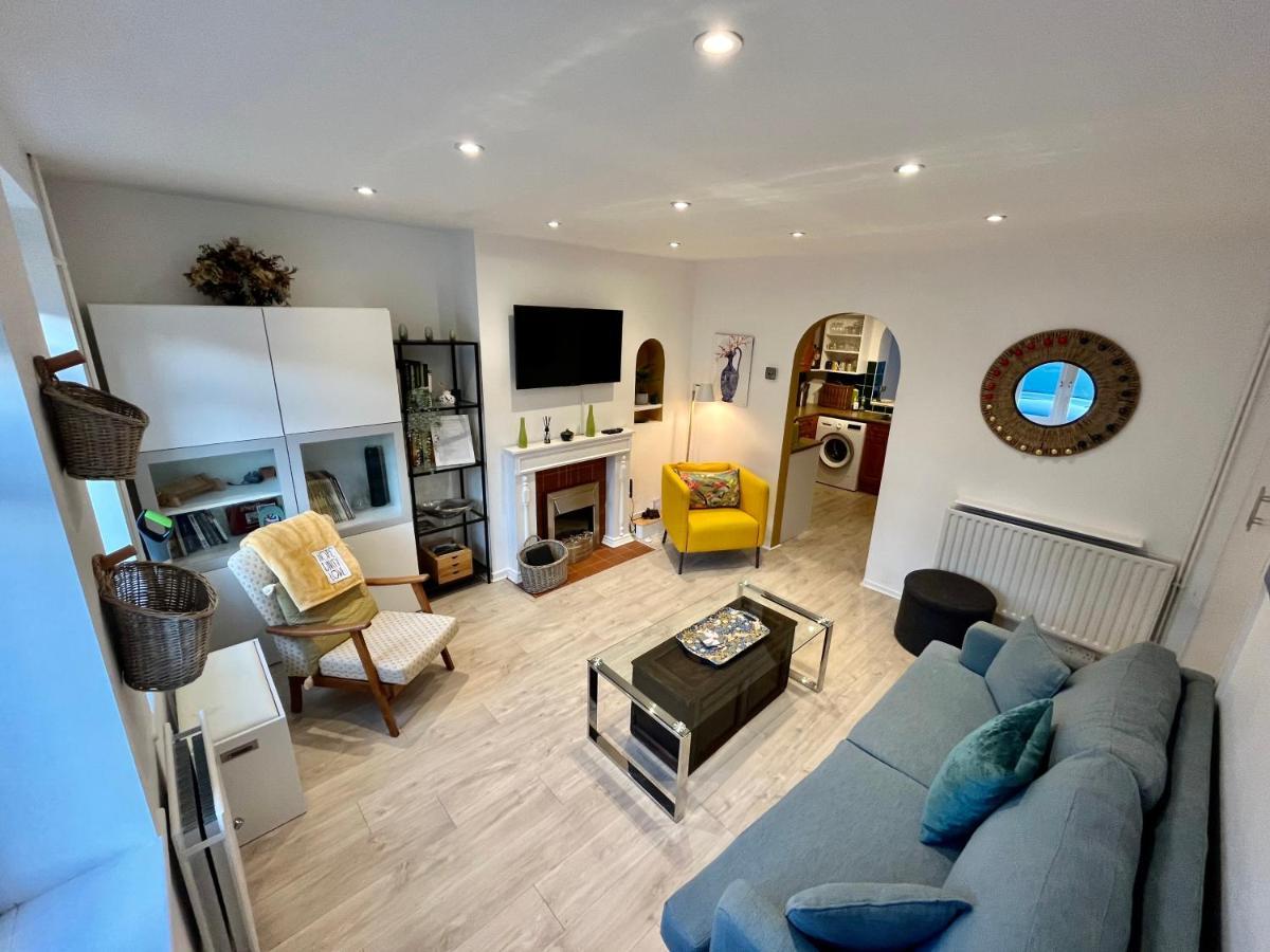 Entire 3 Bed House Weybridge Brooklands, London Villa Byfleet Kültér fotó